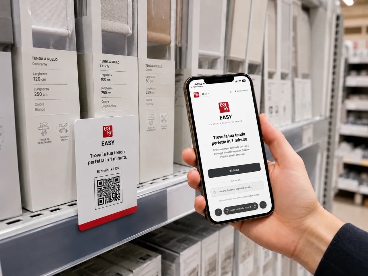 Il QR code EASY sullo scaffale delle tende a rullo Emmebi e lo smartphone che apre la webapp con la schermata di benvenuto